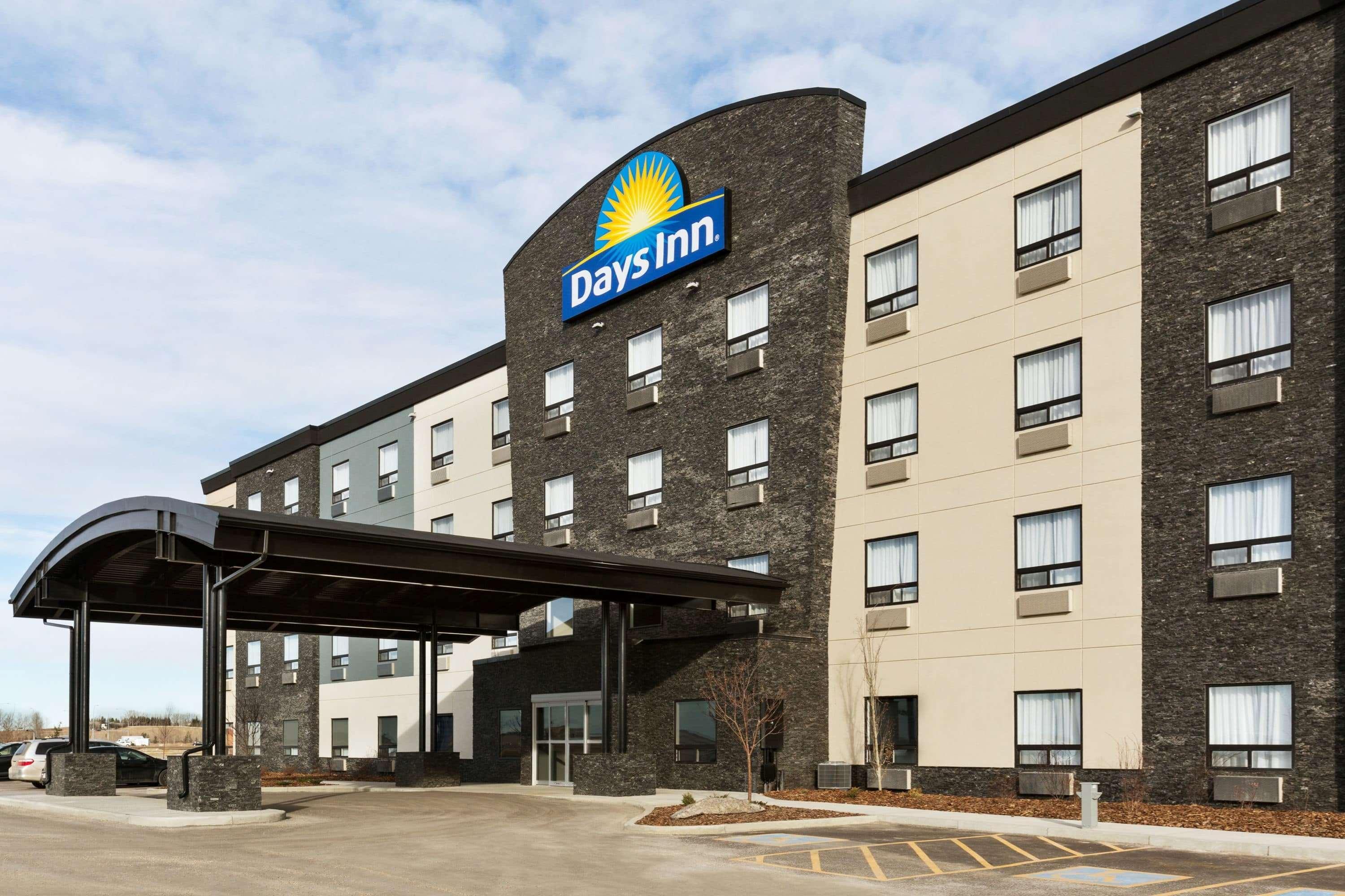 Days Inn By Wyndham Calgary North Balzac Exterior photo